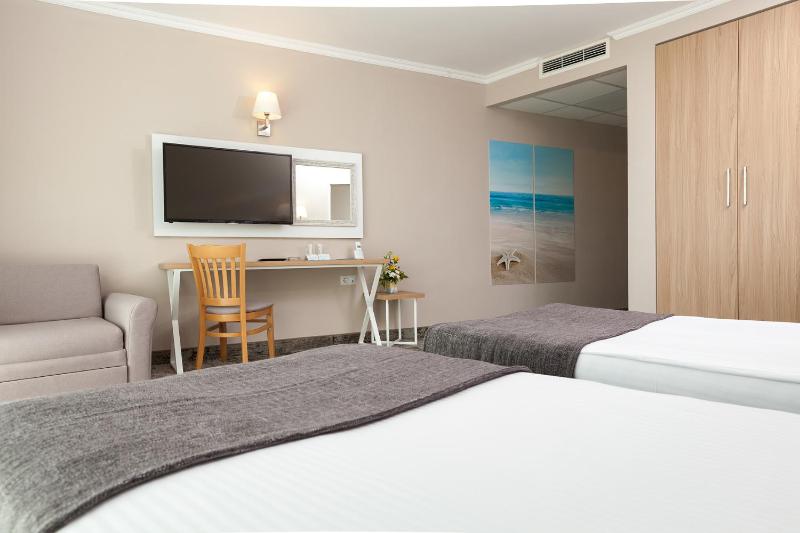 Grand Suite Deluxe with Two Balconies and Sea View image 2