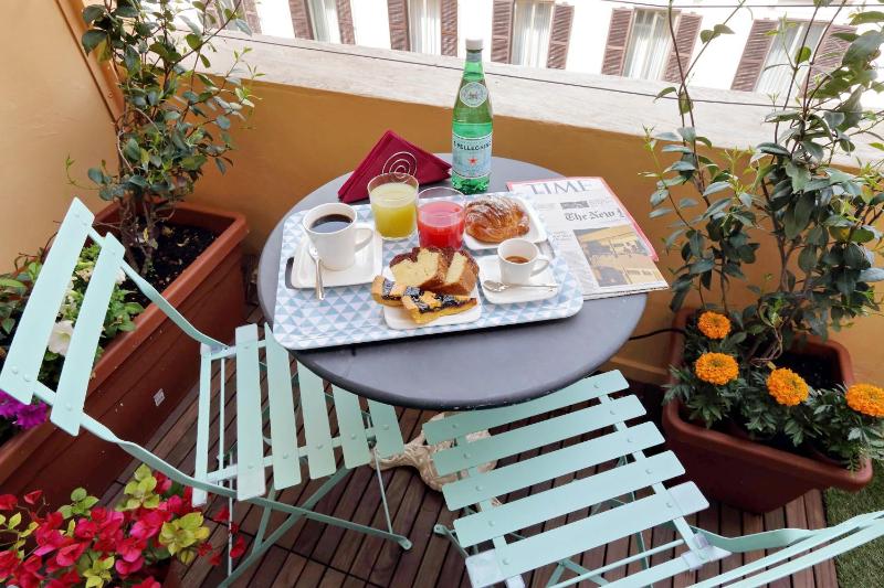Deluxe Double Room with Balcony image 4