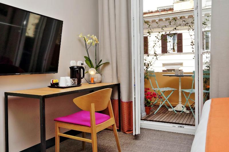 Deluxe Double Room with Balcony image 3