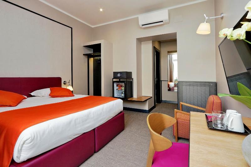 Deluxe Double Room with Balcony image 2