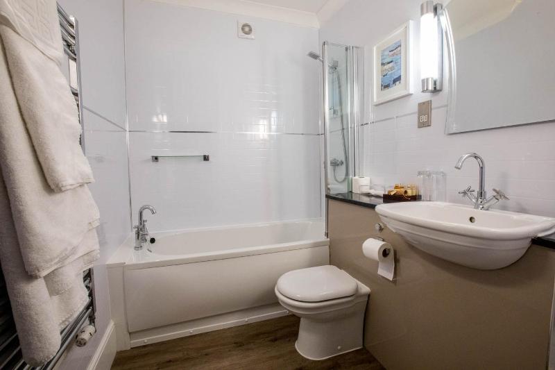 Classic Double Room image 4