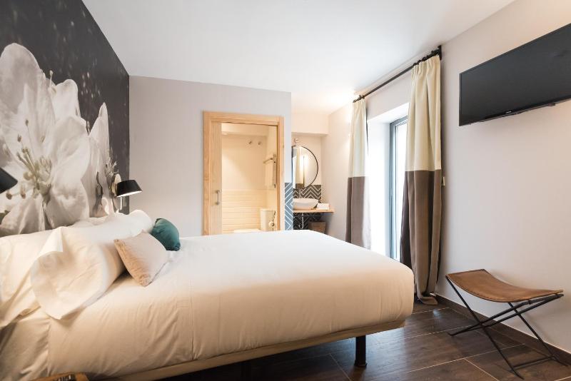 Standard Queen Room image 2