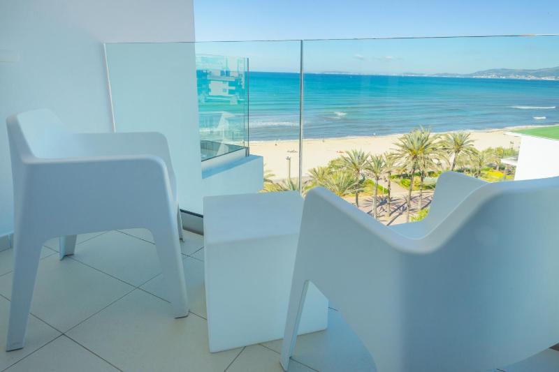 Premium Twin Room with Lateral Sea View with Balcony image 1