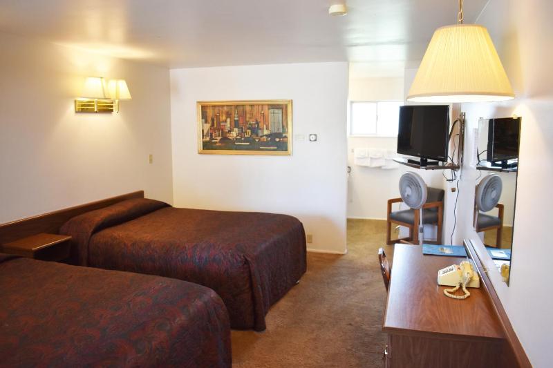 Queen Room with Two Queen Beds image 3