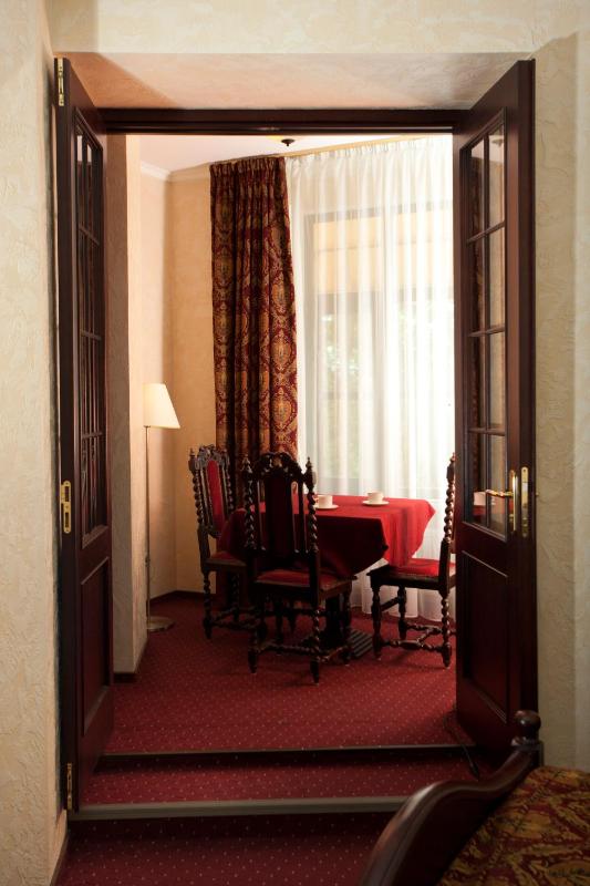 Junior Suite with Spa Bath image 3