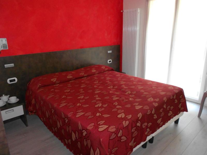 Economy Double Room image 3