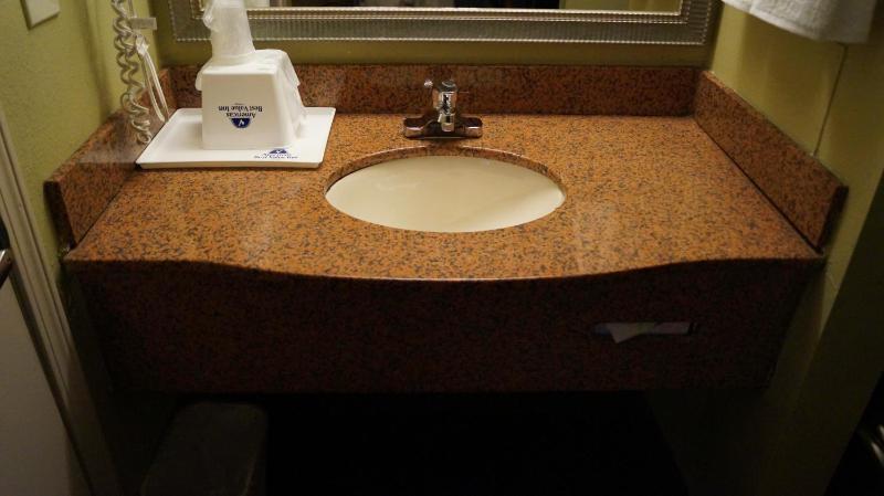 Americas Best Value Inn St. Louis Downtown - image 12