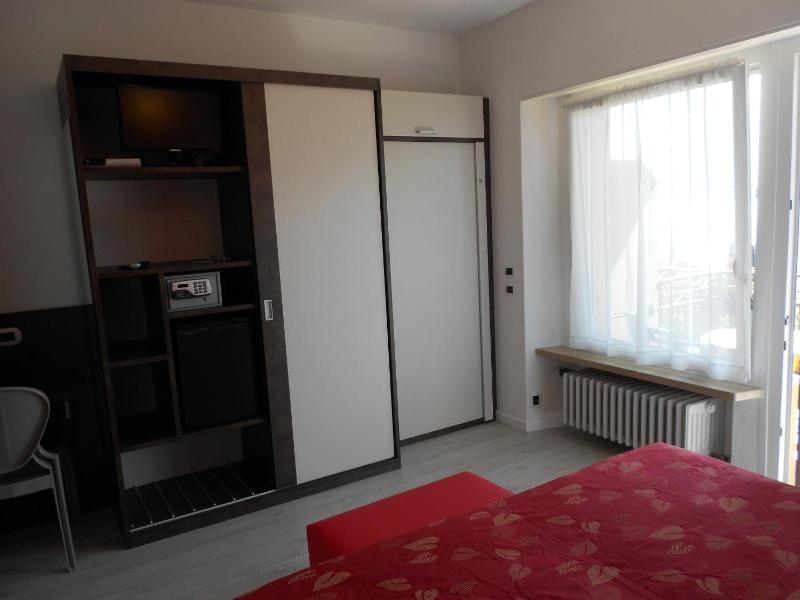 Triple Room with Balcony and Lake View image 4