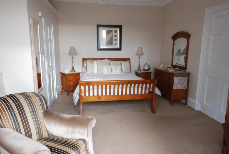 Family Room (2 Adults + 1 Child) image 2