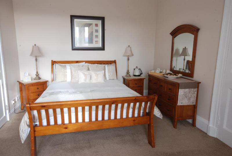 Family Room (2 Adults + 1 Child) image 3