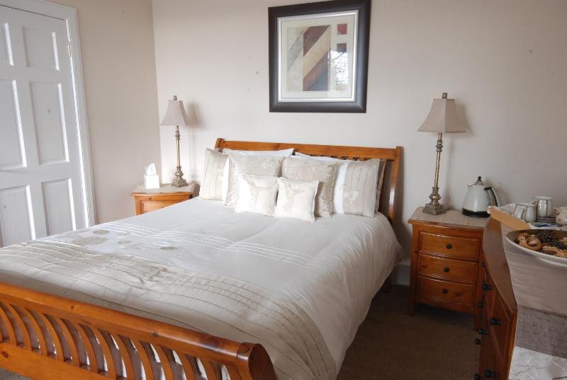 Family Room (2 Adults + 1 Child) image 4