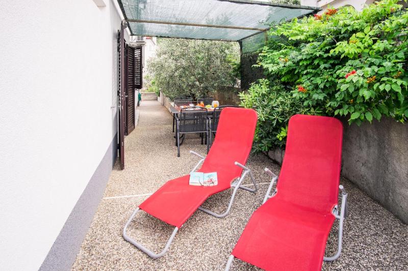One Bedroom Apartment with Garden View image 2