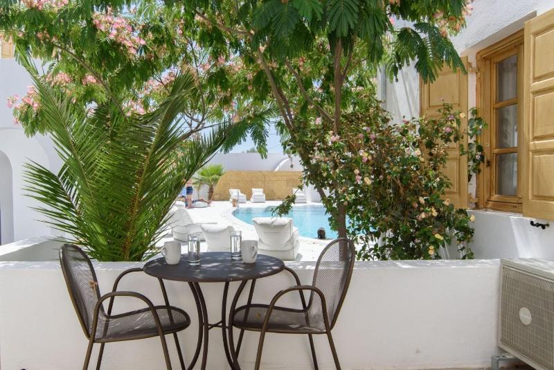 One-Bedroom Suite with Side Sea View image 4