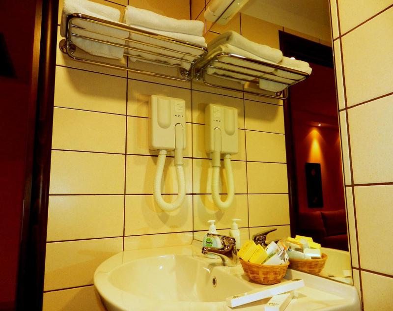 Standard Twin Room image 4