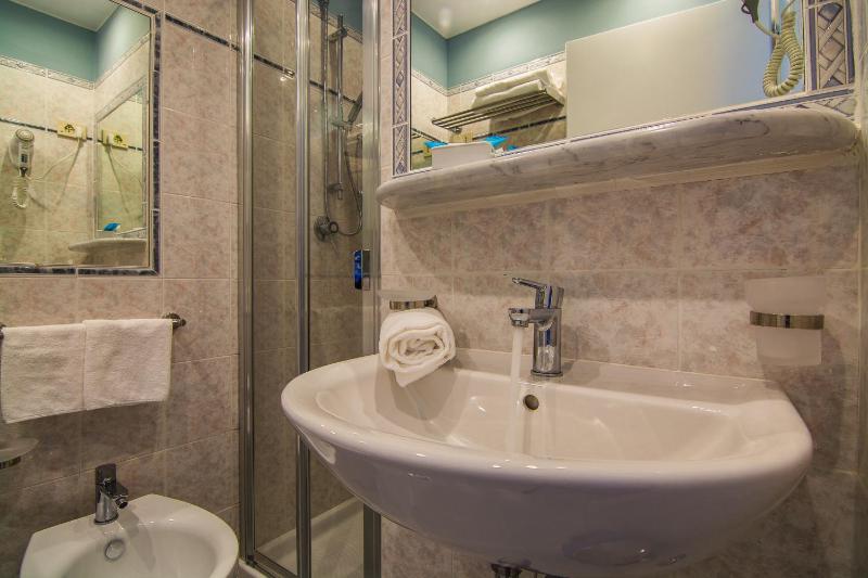 Triple Room with Side Sea View image 4
