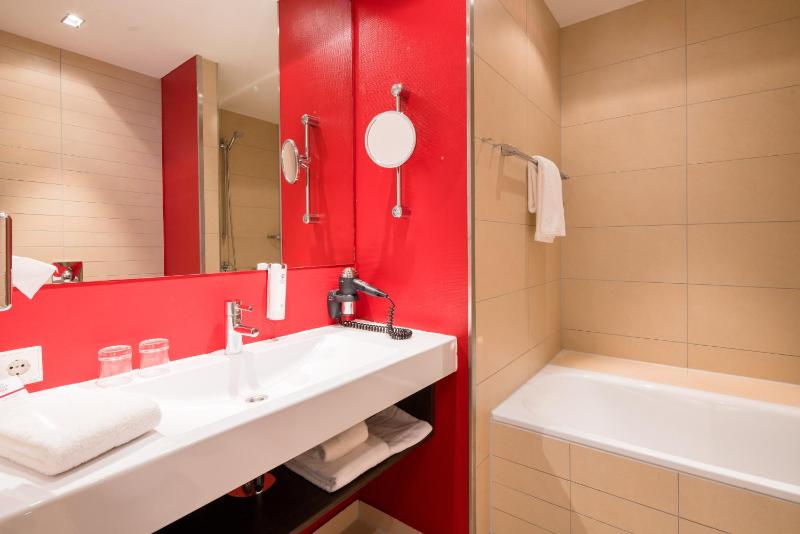 Comfort Queen Room image 1