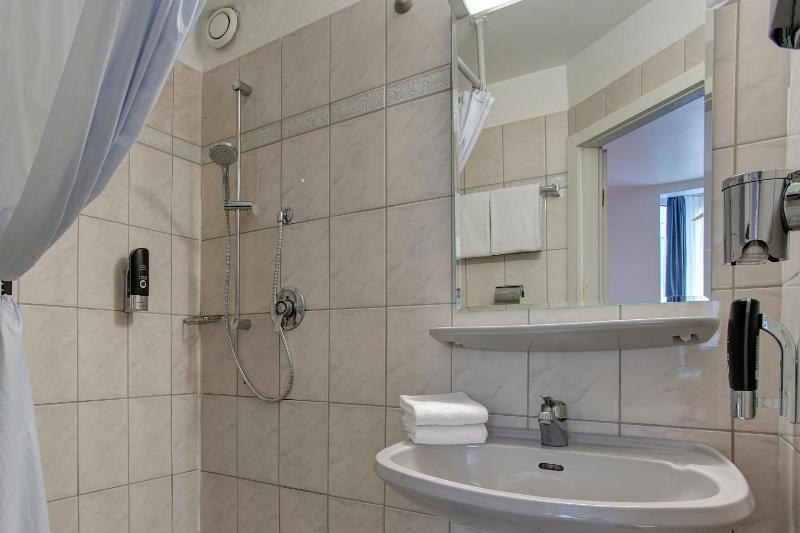 Standard Room, 2 Single Beds image 3