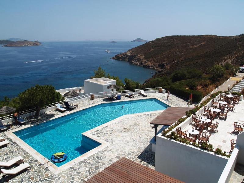 Double Room with Sea and Pool View image 1