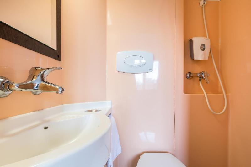 Triple Room with Three Single Beds image 1