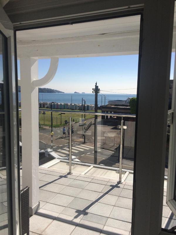 Deluxe Suite with Sea View image 3