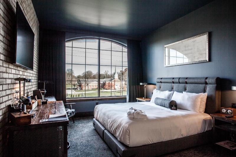 Standard King Room image 2