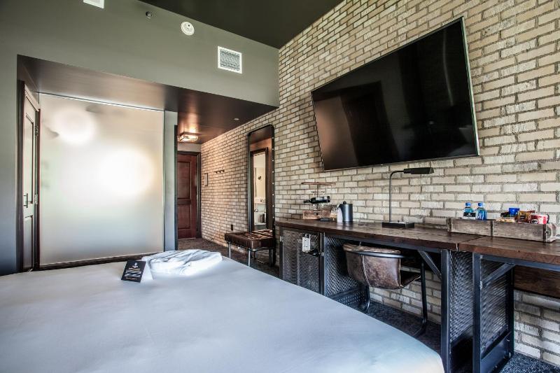 Deluxe King Room image 2