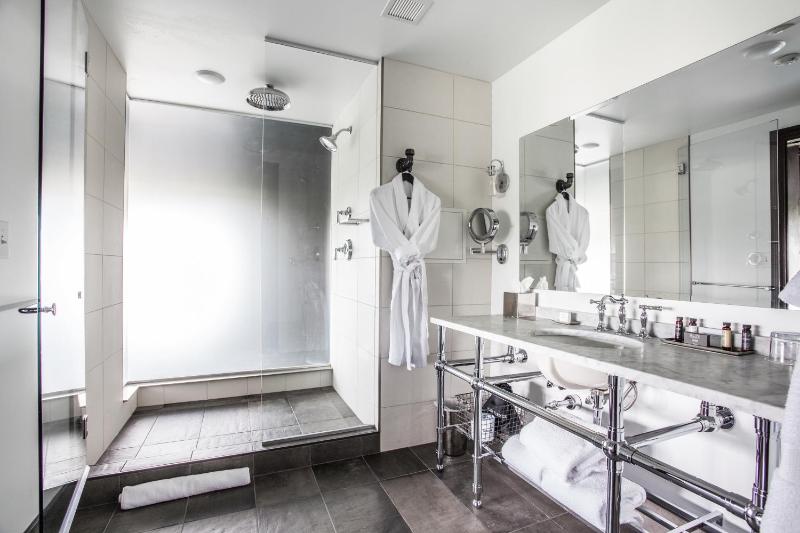 Junior Suite with Balcony image 2