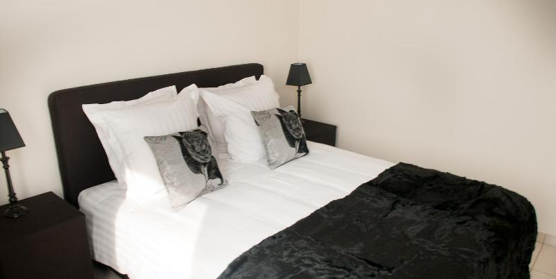 Two-Bedroom Apartment (4 Adults) with Harbour View image 2