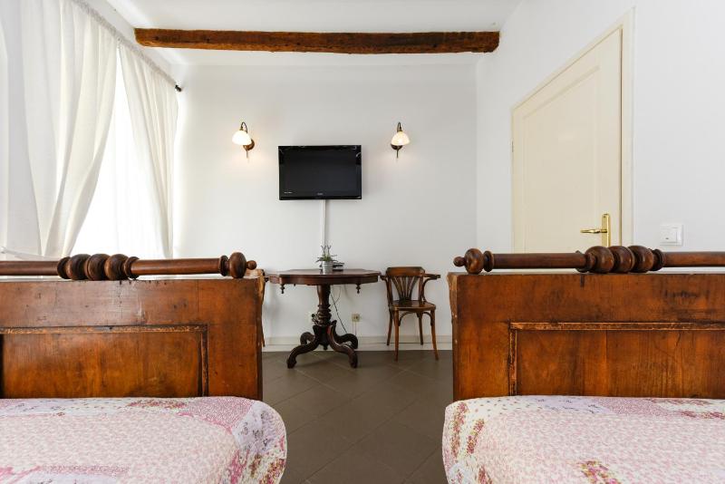 Twin Room image 2