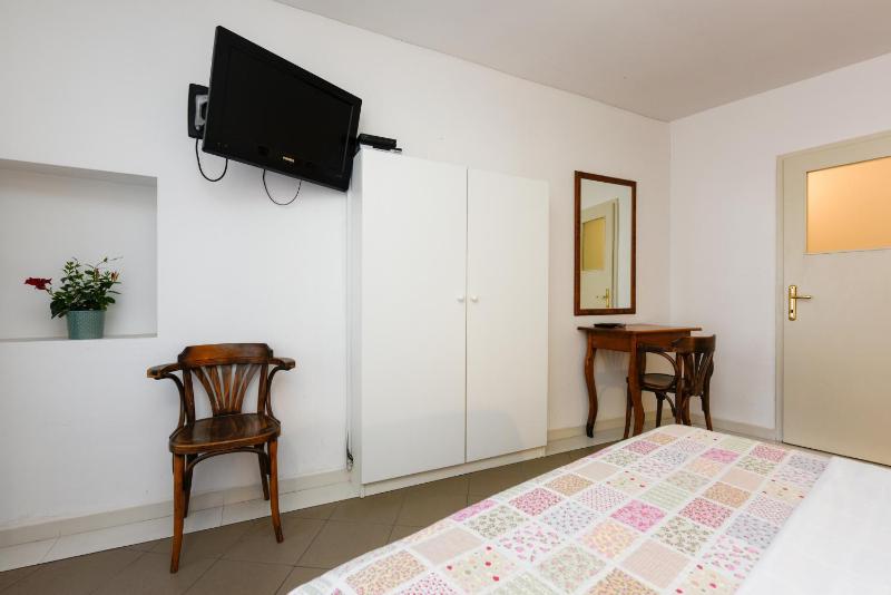 One-Bedroom Apartment image 3