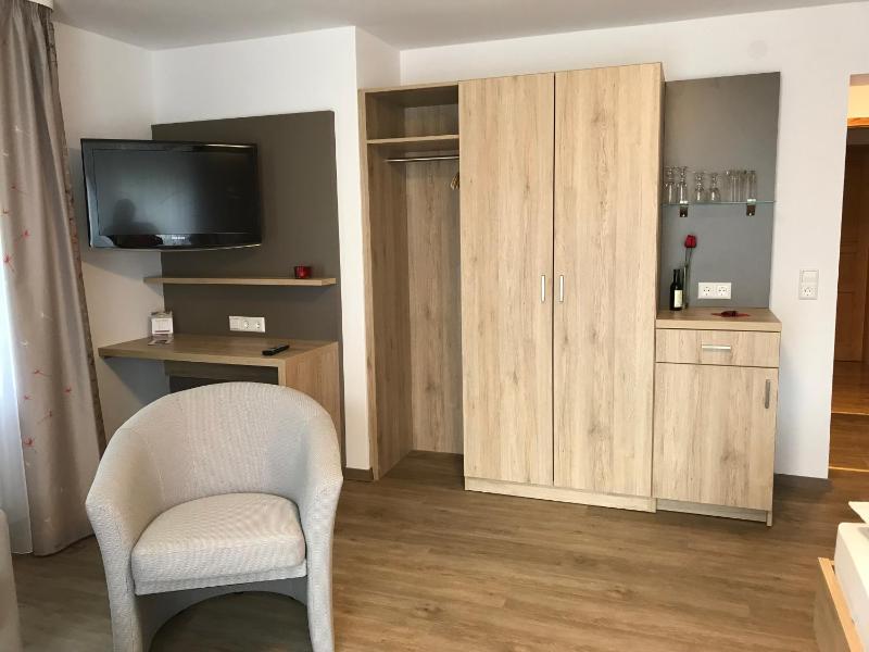 Twin Room with Balcony image 2