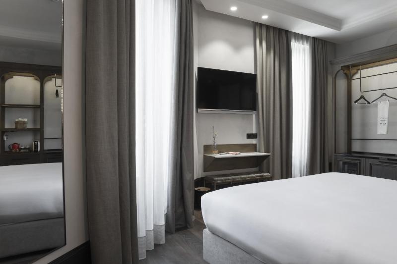 Superior Double Room with Balcony image 3