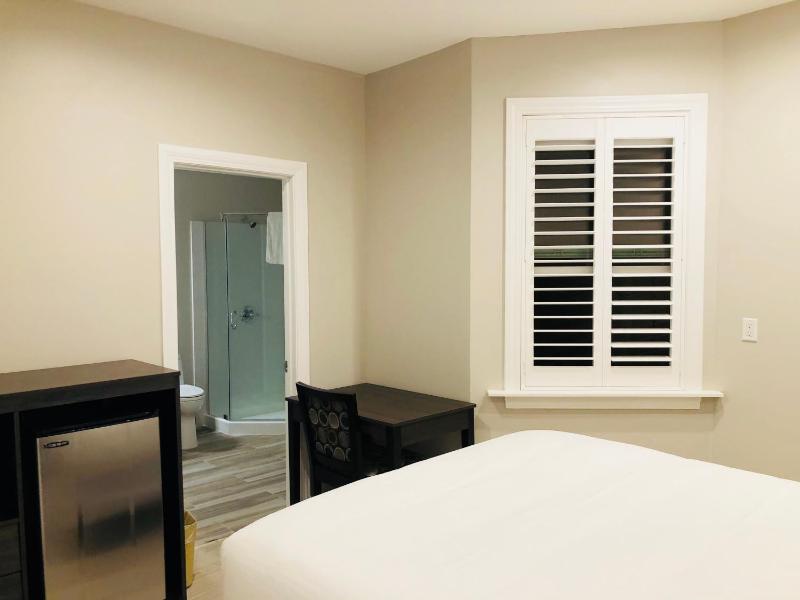 Queen Room with Private Bathroom image 4