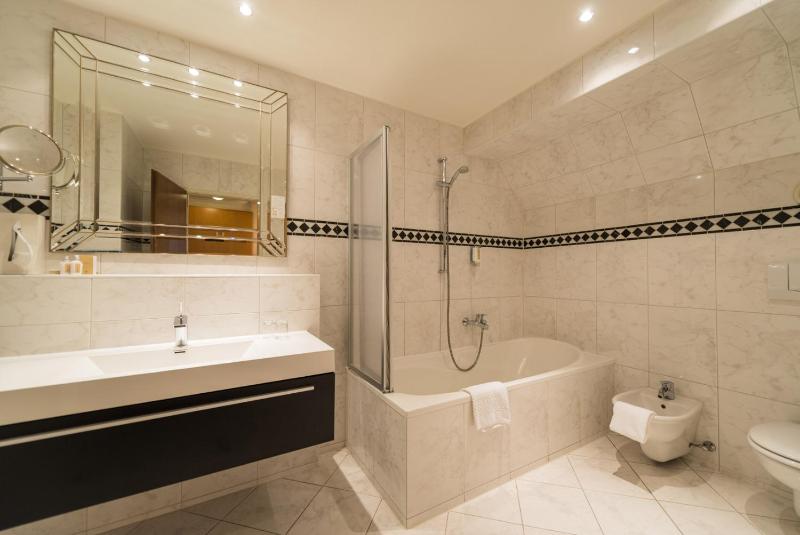 Deluxe Double Room image 2