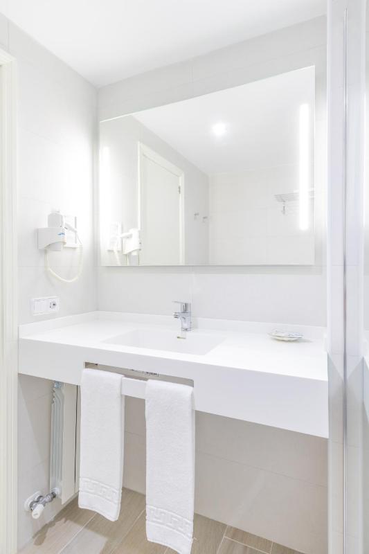 One-Bedroom Apartment image 3