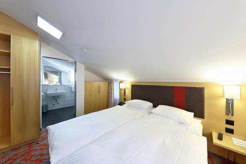 Standard Double Room image 3