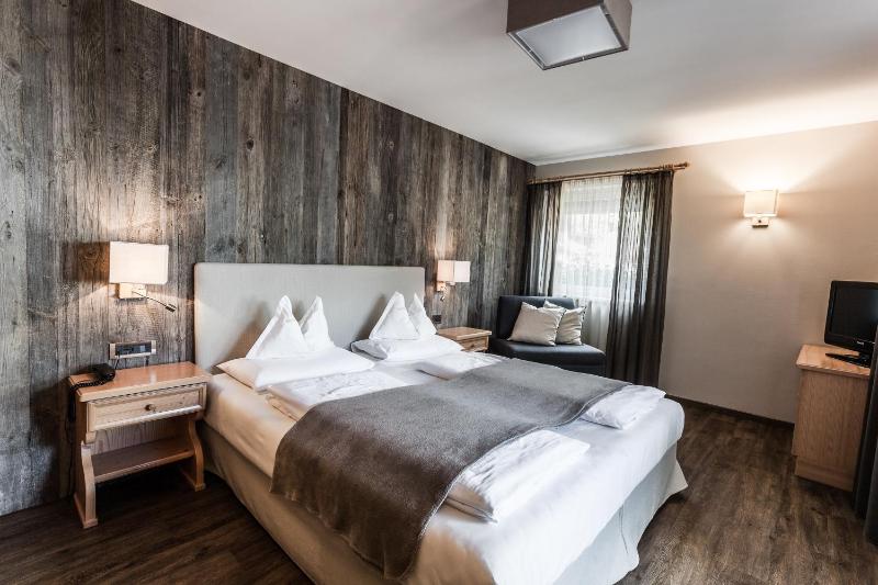 Double or Twin Room image 4