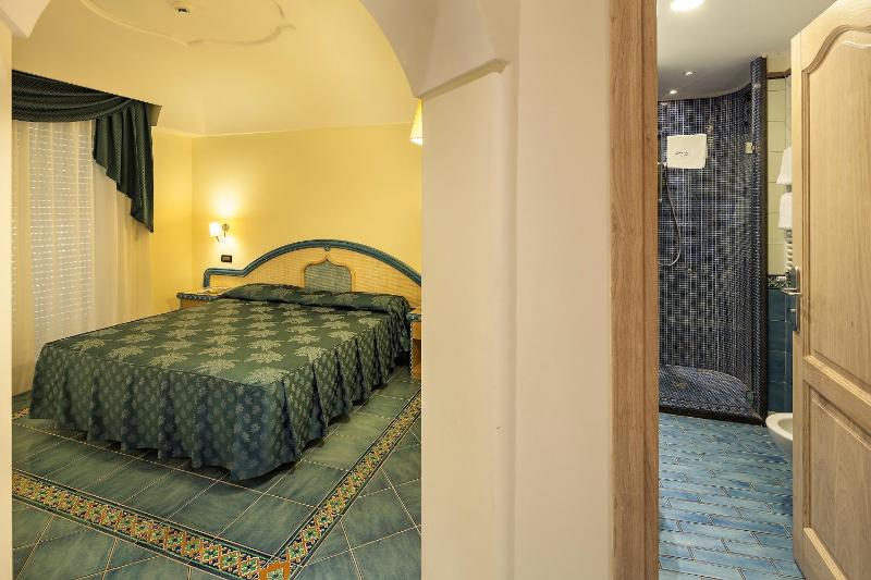 Classic Double Room image 3