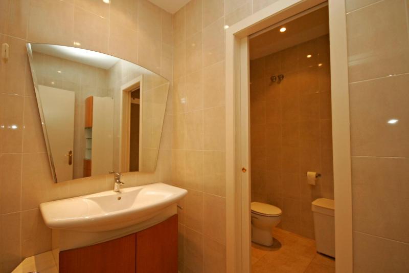 Large One-Bedroom Apartment (2 Adults) image 2