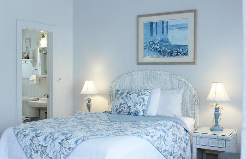 Deluxe Queen Room image 2