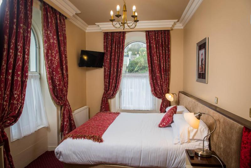 Double or Twin Room image 2