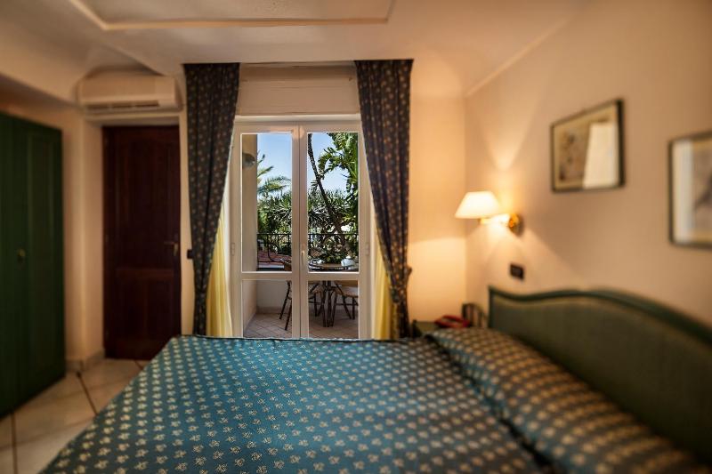 Classic Triple Room image 2