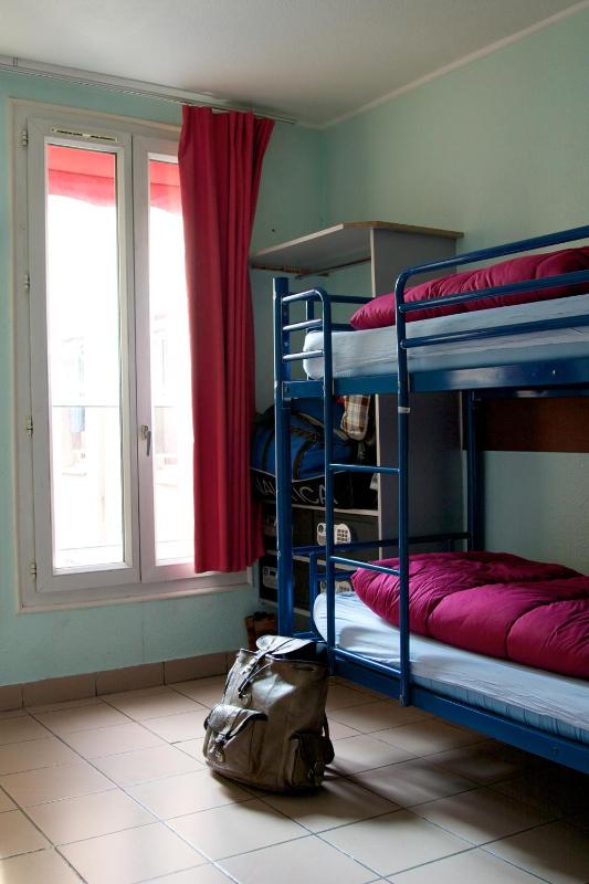 Bed in 2 mixed dorm with shared bathroom image 1