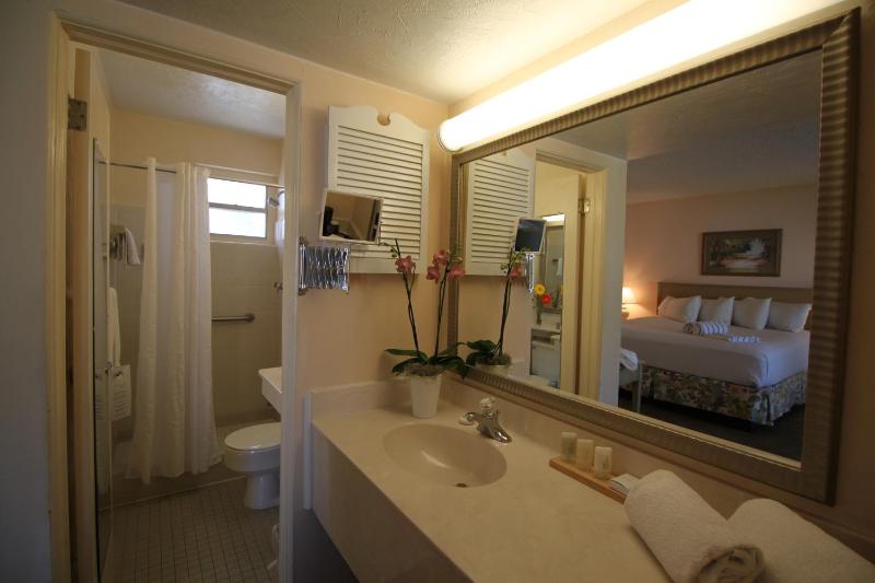Double Room with Two Double Beds and Gulf View image 2