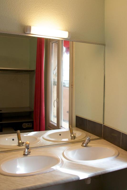 Bed in 4 mixed dorm wth shared bathroom image 1