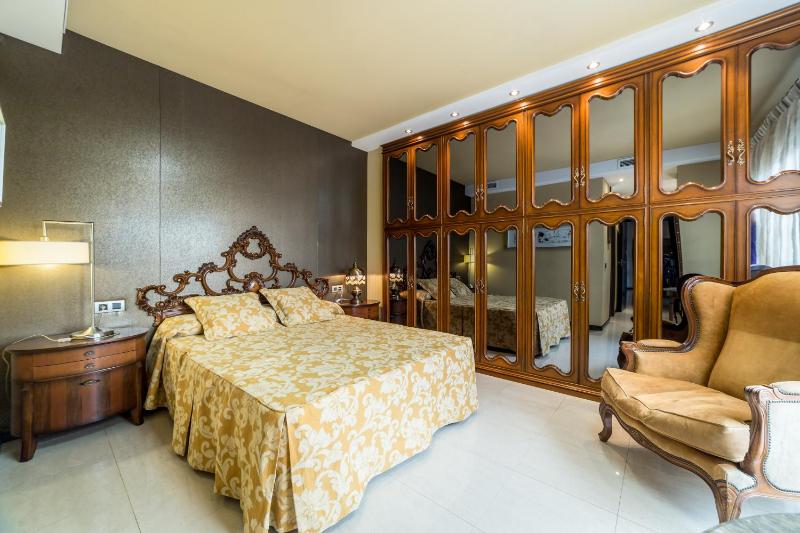 Travel Habitat Ático Ciutat Vella. - image 13