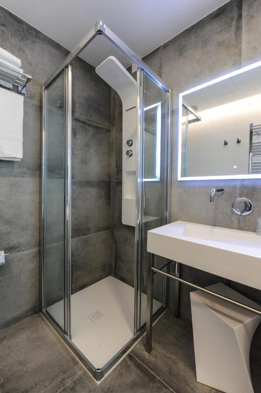 Standard Double or Twin Room with Balcony and Partial Sea View and Beach Access image 1