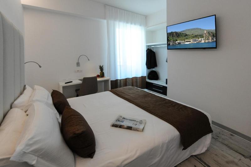 Standard Double Room with Balcony and Beach Access image 3