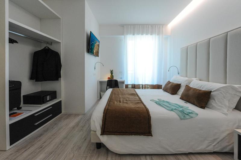 Standard Double Room with Balcony and Beach Access image 4