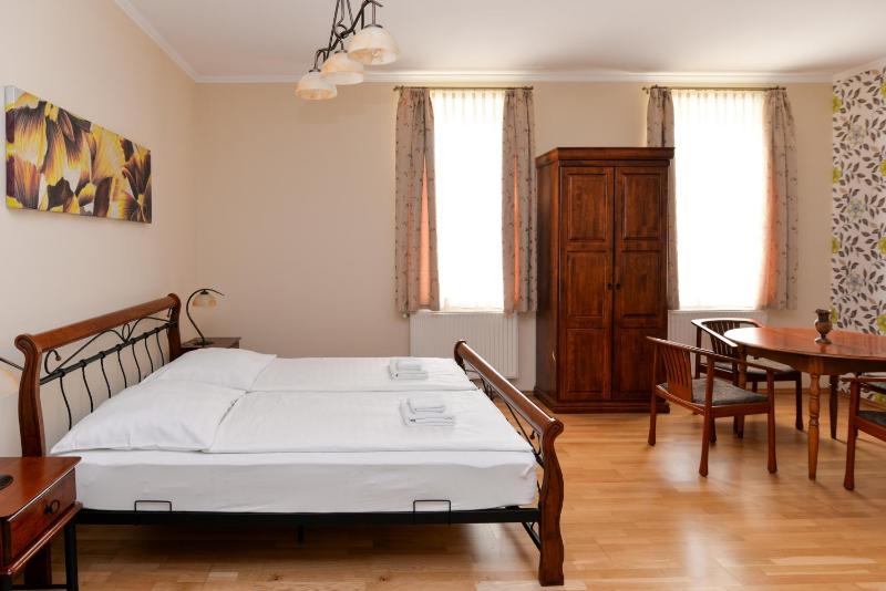 Deluxe Family Room image 3